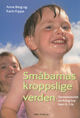 Omslagsbilde:Småbarnas kroppslige verden : sansemotorisk utvikling hos barn 0-3 år : teori- og idébok