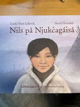 "Nils på Njukcagáisá : basert på barndomsminner fortalt av Nils Reidar Utsi"
